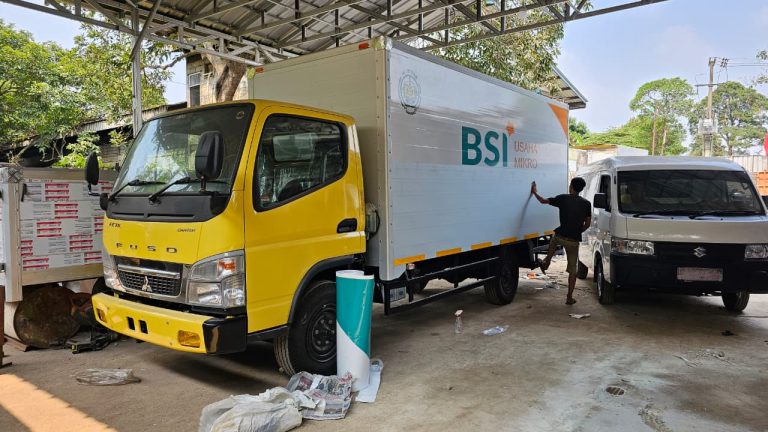 Jasa Pasang Stiker Branding Mobil dan Truk